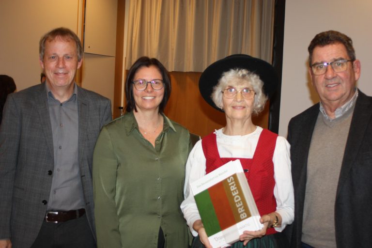 Bürgermeisterin Katharina Wöß-Krall, Gemeinderat Helmut Jenny und Archivar Norbert Schnetzer gratulierten Autorin Doris Steidl zur neuen Bandreihe Brederis. <span class="copyright">VN-TK (7)</span>