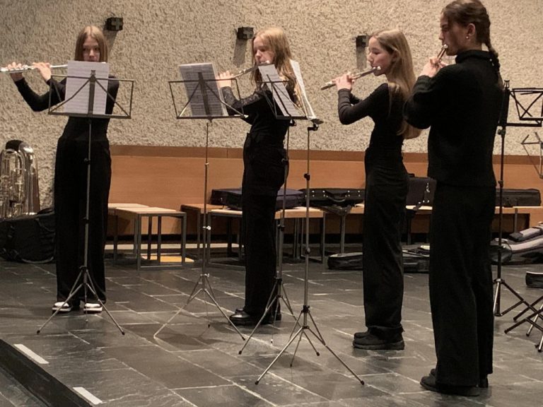 Querflötenensemble mit  Miriam Knünz, Livia Koch, Lena Miller und Ronja Propenter.