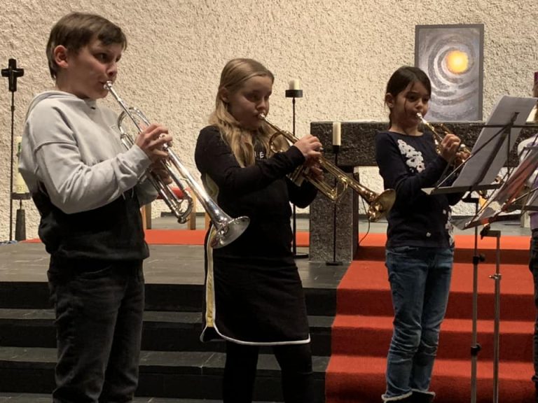 Vorweihnachtliche Stimmung kam mit den vorgetragenen Stücken auf.