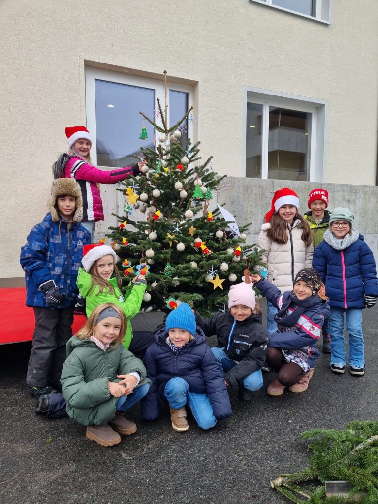 Selbst gefertigte Christbaumdekoration durfte gegen eine Spende „gepflückt“ werden.