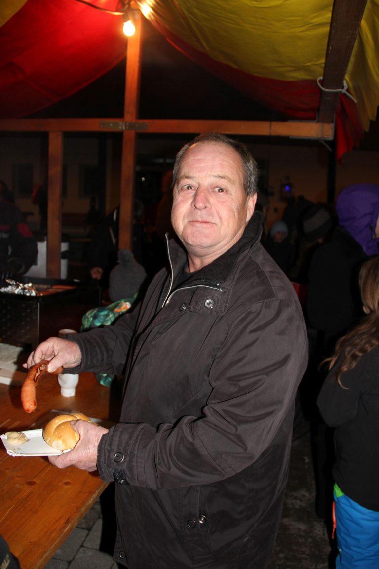 Eine Wurst gehört zum Marktbesuch dazu.