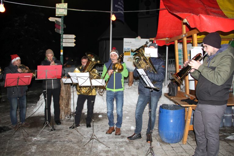 Ein Bläserensemble der Harmoniemusik St. Gallenkirch sorgte für weihnachtliche Klänge.