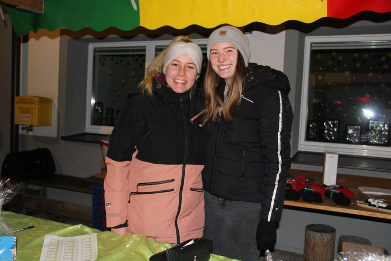 Diese beiden Damen hatten viel Spaß beim Markt.