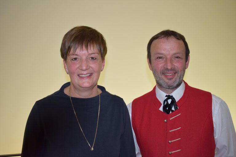Kapellmeister Wolfgang Österle und Moderatorin Claudia Lässer.