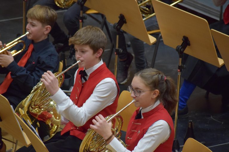 Auf der Bühne sorgte der Musikverein Lingenau für einen Abend voller musikalischer Höhepunkte.