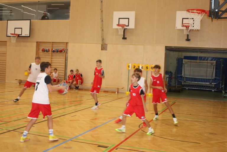 Junge Talente stehen bei Landesmeisterschaften im 3x3 Basketball School Jam im Rampenlicht.