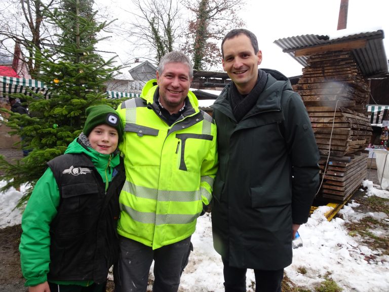 David und Bernd Schwendinger begrüßten auch Vizebürgermeister Julian Fässler beim Klosamarkt.