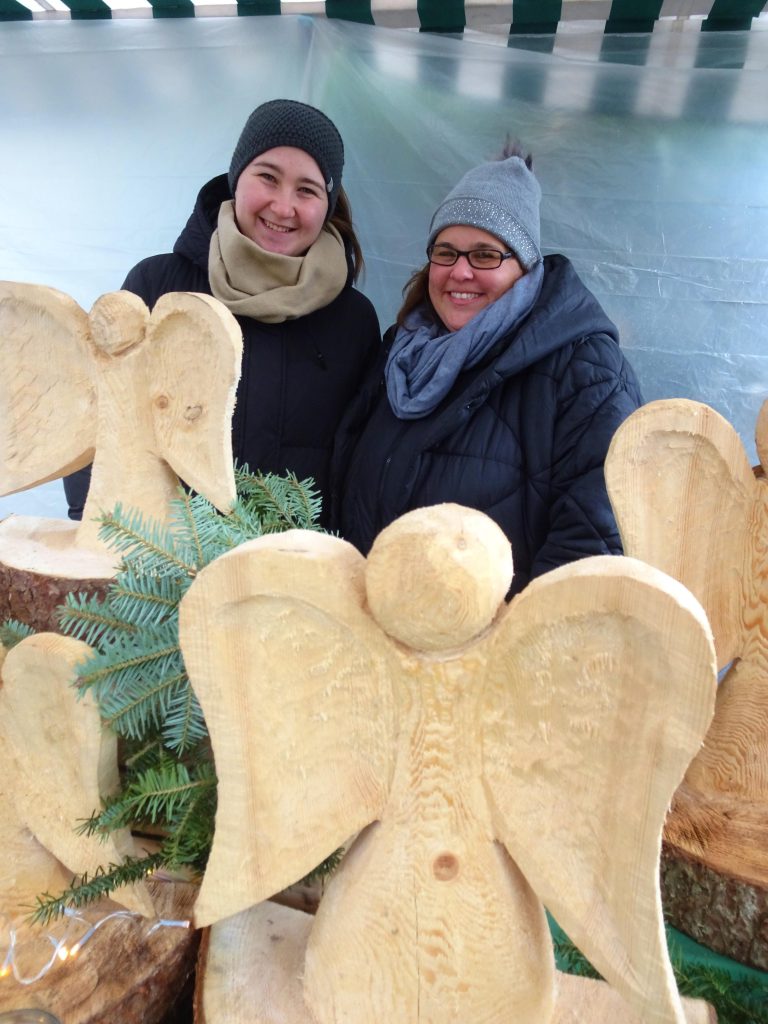 Zwei Engel, in dem Fall Heike und Michaela für den ersten Haselstauder Klosamarkt.