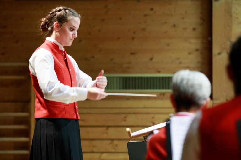 Mit konzentrierter Energie und Elan zeigte die junge Kapellmeisterin eindrucksvoll ihr musikalisches Können. <span class="copyright">ME/5</span>