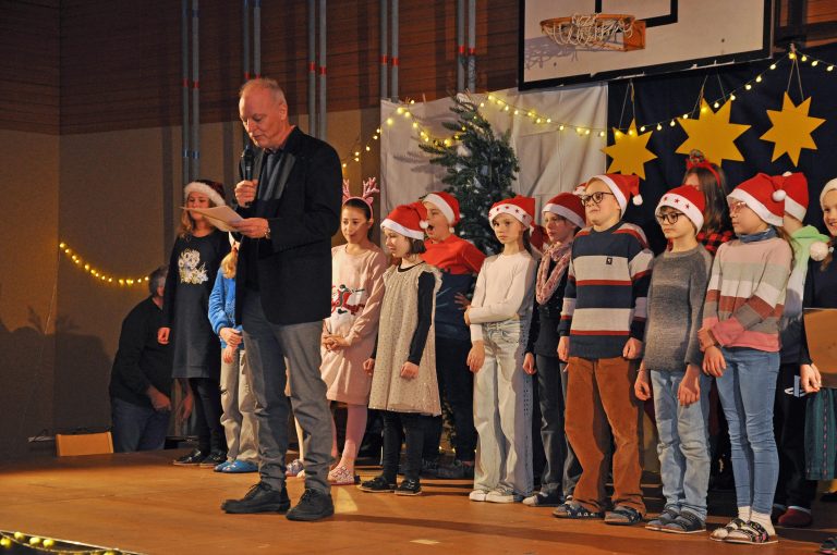 Direktor Christian Pernsteiner begrüßte die zahlreichen Gäste.