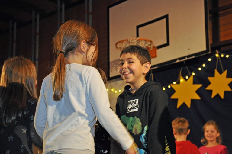 Die erste Klasse führte einen schwungvollen Tanz vor. 