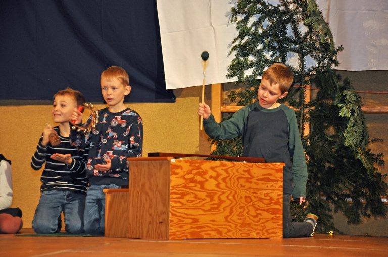 Die Kinder untermalten die Geschichte mit Instrumenten. 