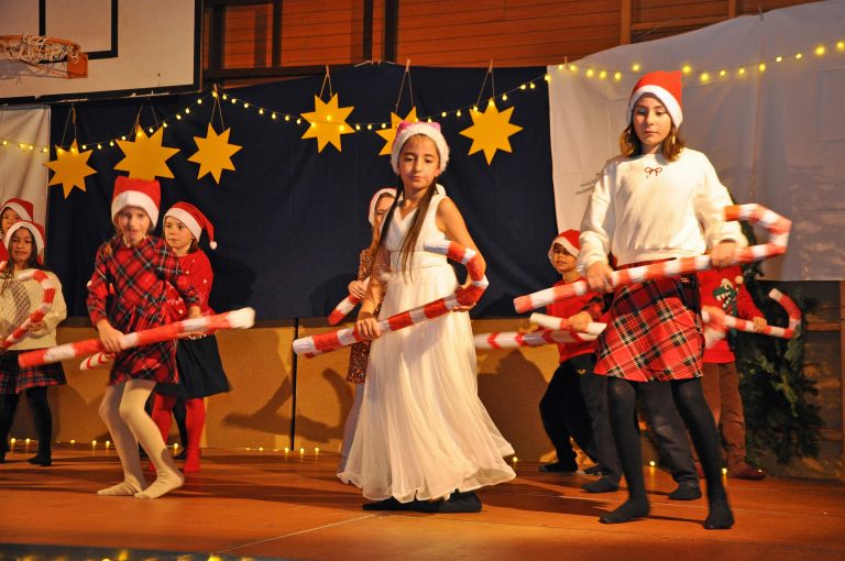 Eine Tanzeinlage zu weihnachtlichem Swing.
