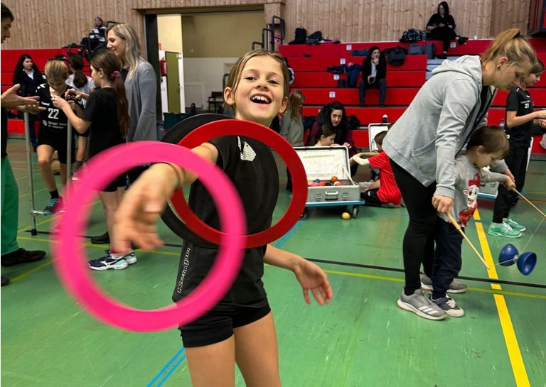 Mit Spaß an der Freude probierten sich die U10-Handballerinnen als Artistinnen aus. <span class="copyright">mima</span>