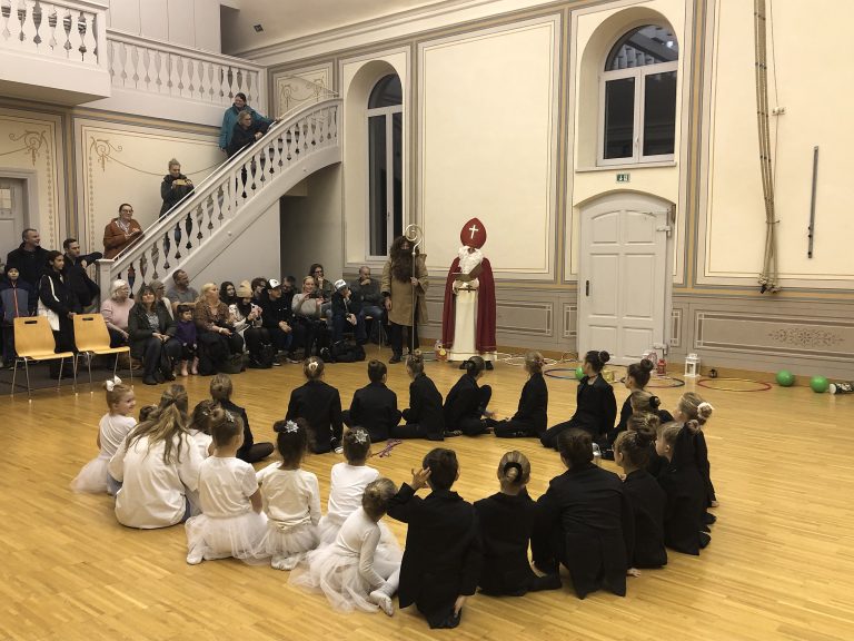 Auch der Nikolaus schaute bei der Weihnachtsshow der Gymnastinnen vorbei. 