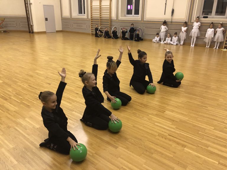 Die größeren Kinder zeigten, was man alles mit Reifen, Bällen &amp; Co. machen kann.