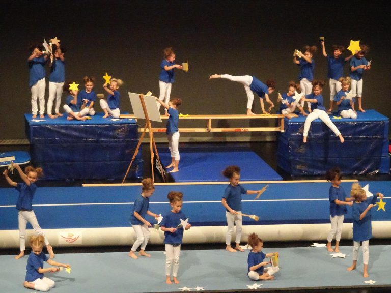 Die Bühne gehörte den bewegungsfreudigen Kindern.