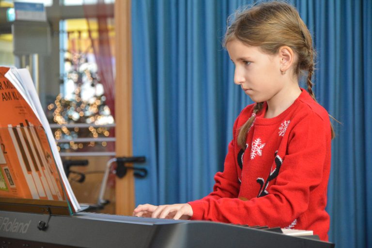 Nisa Göceci spielte Jingle Bells.