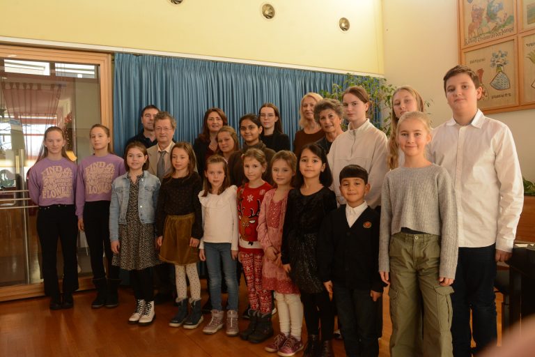 Sie brachten weihnachtliche Klänge ins Seniorenhaus Hasenfeld: Einige Klavierschüler der Rheintalischen Musikschule.
