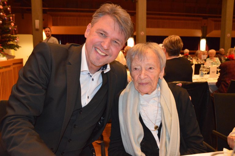 Bgm. Kurt Fischer mit der ältestens Lustenauerin, Maria Gunz (101). <span class="copyright">Veronika Hofer</span>