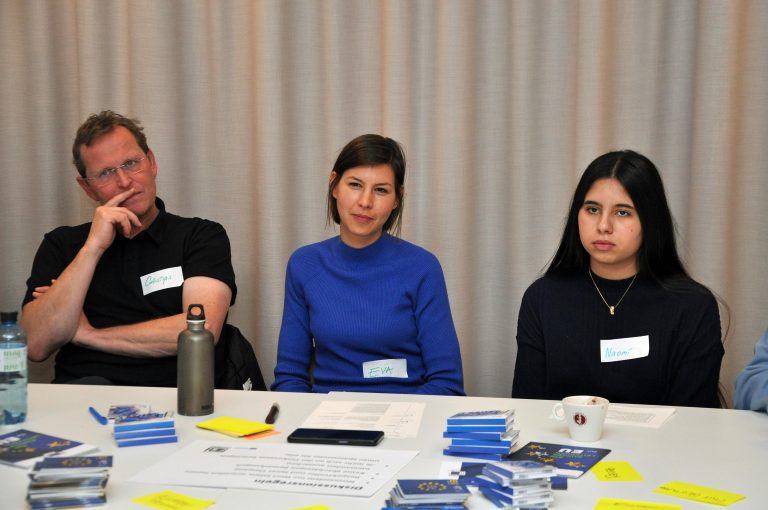 Lehrer Christian Weiskopf, Moderatorin Eva Muther und Schülerin Naomi.