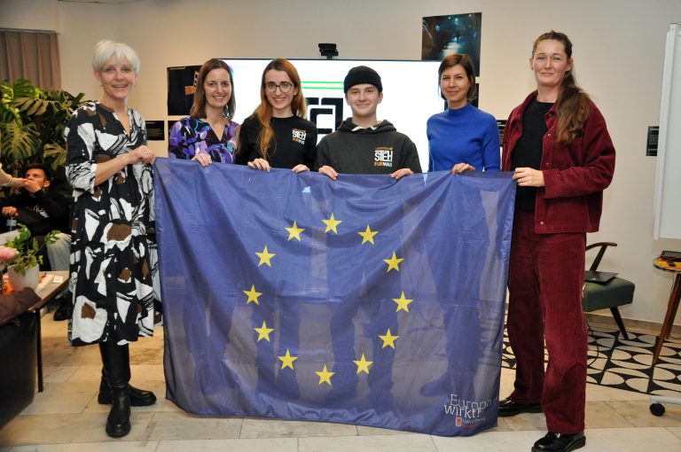 „Steh für was“ ist eine Kampagne zum Engagement junger Menschen. Die Kampagne wird von EUth koordiniert und von der Europäischen Union kofinanziert.