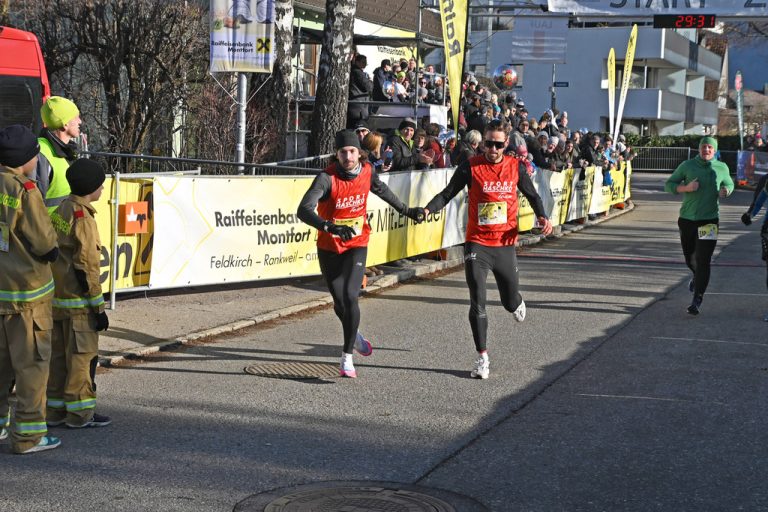 Das Siegerteam im Staffelbewerb des 25. Altacher Silvesterlaufs bei der Übergabe.