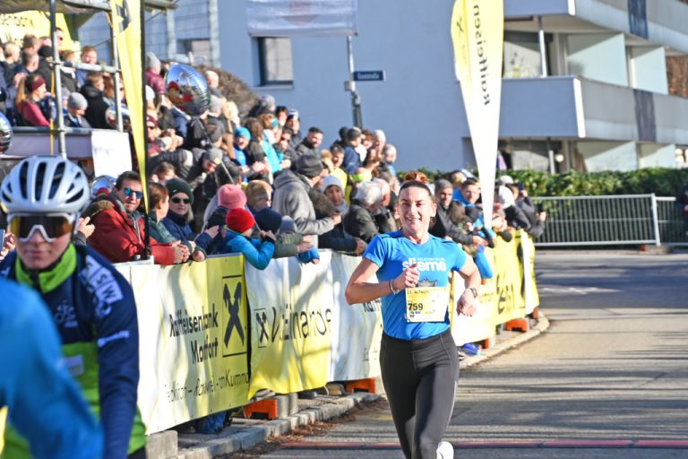 Silvia Simunovic im langen Lauf auf dem Weg zum Sieg beim 25. Altacher Silvesterlauf.
