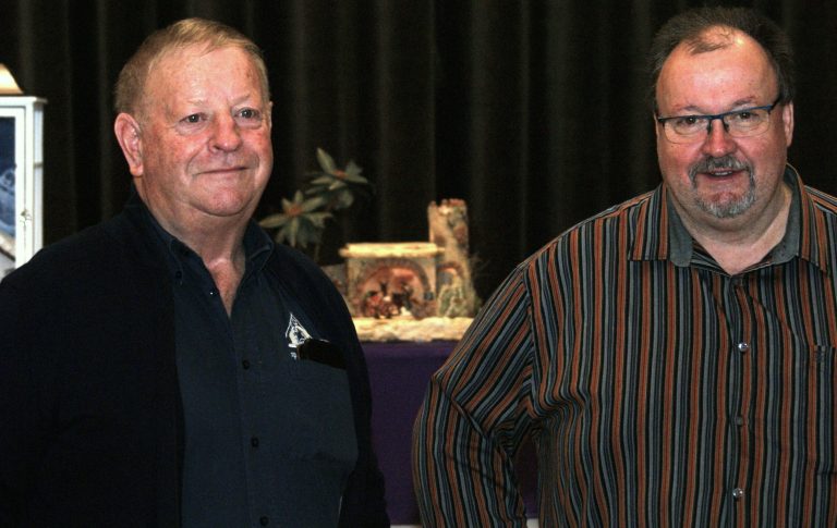 Obmann Helmut Stadelmann (r.) mit Krippenbaumeister Eugen Flatz.