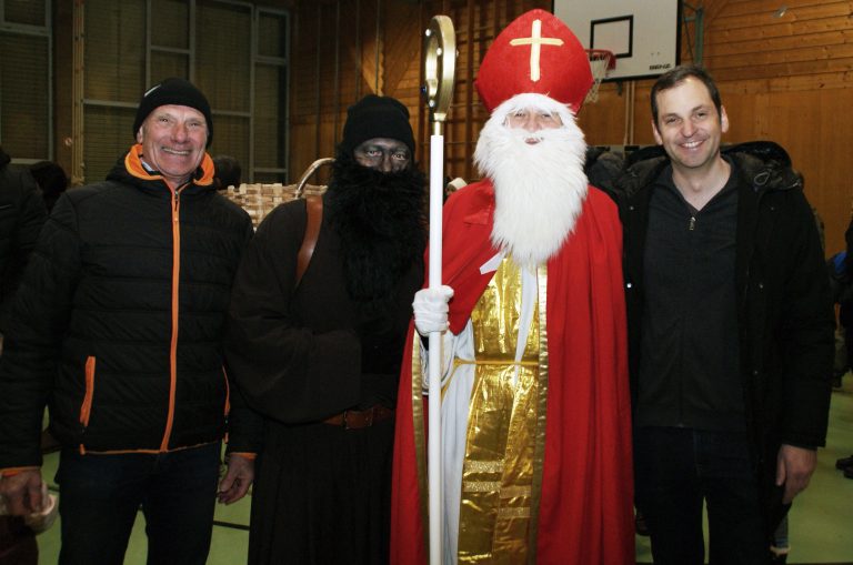 Auch Kulturgemeinderat Josef Berkmann (l.) und Bürgermeister Andreas Kresser freuten sich über das Kommen von Nikolaus und Knecht Ruprecht.