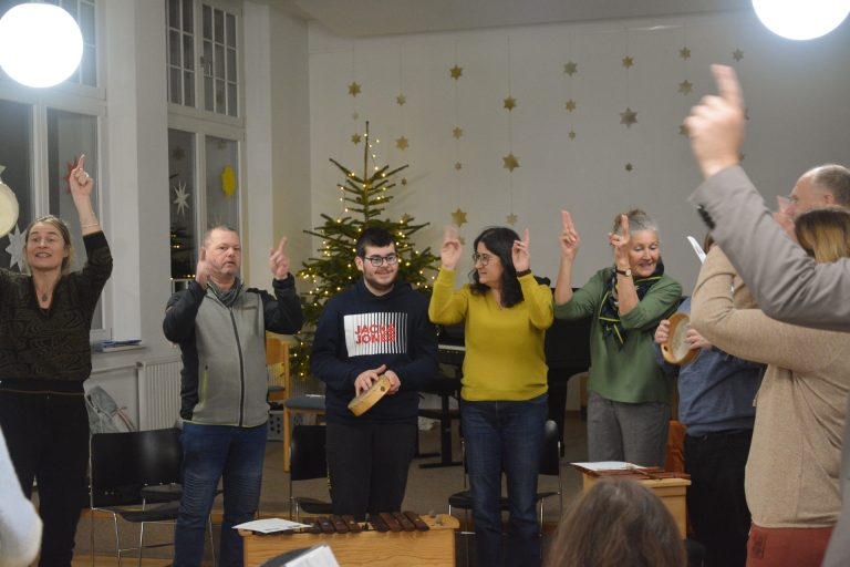 Bei der Weihnachtsfeier rappten alle zusammen. 
