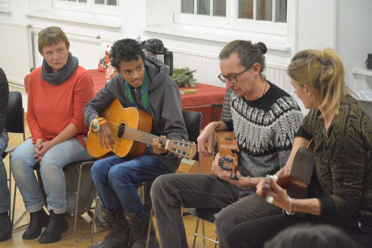 Andreas Amann (rechts) begleitet die Schüler mit der Bass-Ukulele. 