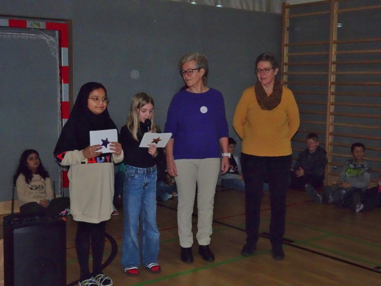 Margit Feuerstein und Nora Bösch bedankten sich für die großzügige Unterstützung bei den Kindern und Lehrpersonen.