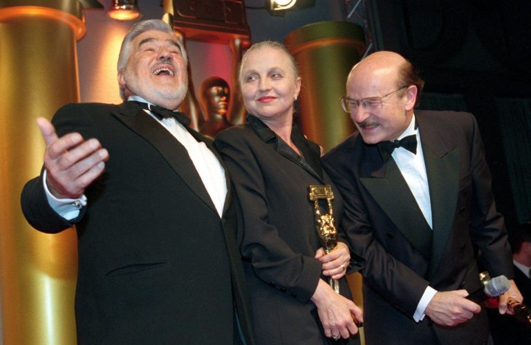 Hanna Schygulla erhielt den" Deutschen Videopreis 2000" der 70er Jahre.  Ausgezeichnet wurden Personen, die herausragende Leistungen für die Filmwirtschaft erbracht haben. <span class="copyright">EPA PHOTO DPA/URSULA DUEREN/du</span>