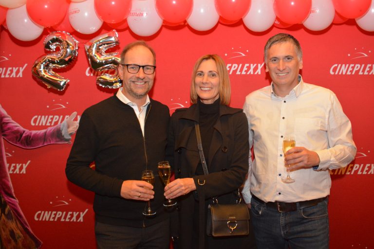Anstoßen aufs Jubiläum: Bürgermeister Dieter Egger mit Gertrud und Harald Achenrainer. <span class="copyright">AFP</span>