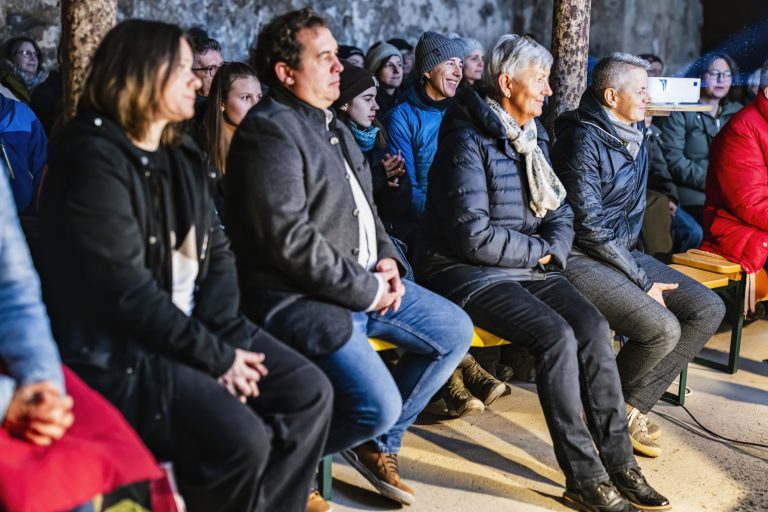 Zuhörende der Krimilesung im Eiskeller mit Anna Schade, Sophia Schade und Magdalena Fischer.