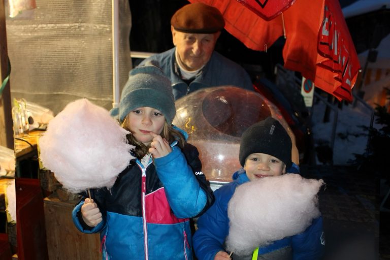 Zuckerwatte zählt zu den Klassikern, die Walter Ringl seit fast 75 Jahren auf den Märkten anbietet.