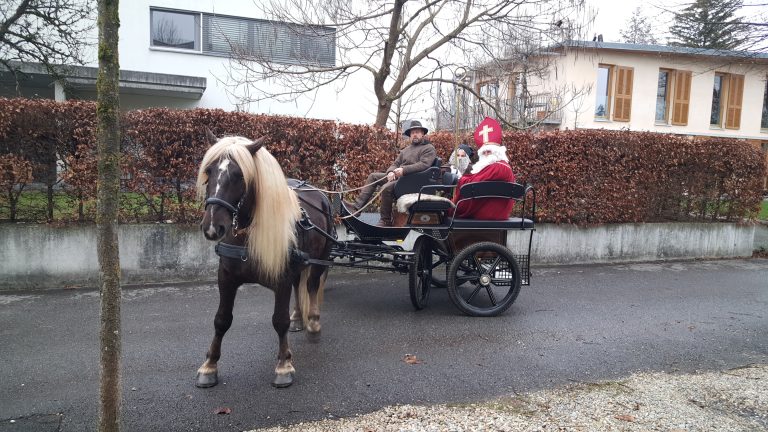Der Nikolaus-Darsteller und seine Helfer reisten auch schon mit Kutsche an.