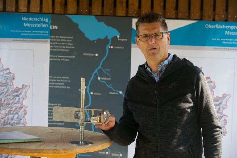 Ralf Grabher von der Abteilung Wasserwirtschaft des Landes. Die Experten stehen in ständigem Kontakt untereinander. <span class="copyright">VN/Hartinger </span>