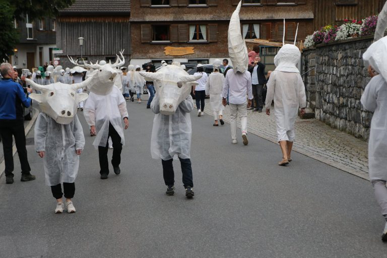 Tone Finks “Prozessione” mit seinen Tiermasken...<span class="copyright"> Klaus Hartinger</span>