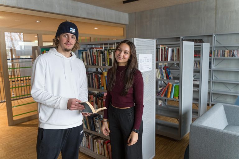 Leistungssportschwimmer Linus und Spitzenleichtathletin Lena haben es die Schätze in der Bibliothek angetan. VN/Stiplovsek