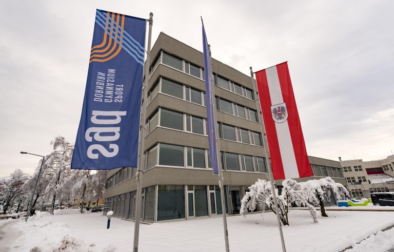 Das neue Sportgymnasium von außen. Das Gebäude liegt in unmittelbarer Nähe zu allen wichtigen Sportstätten.