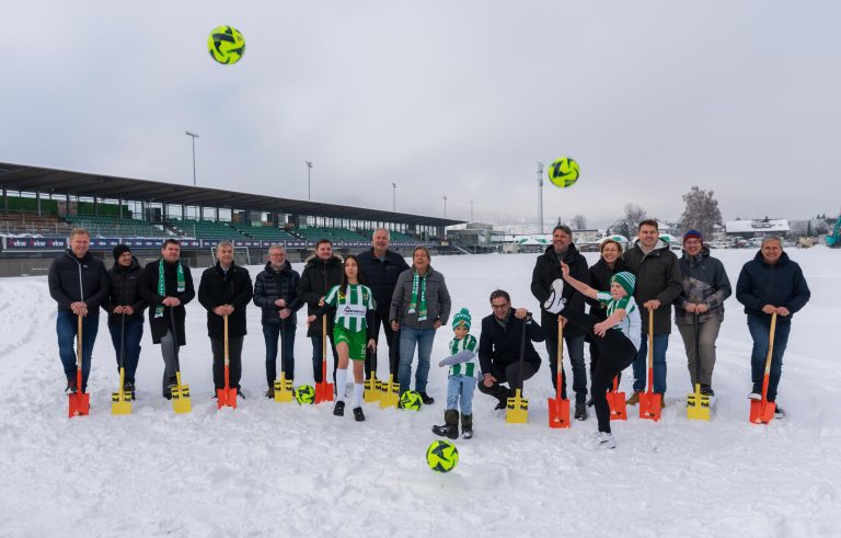 Spatenstich für das neue Reichshofstadion. 13 Männer und eine Dame (Martina Rüscher) vollzogen den symbolischen Akt. VN-Stiplovsek