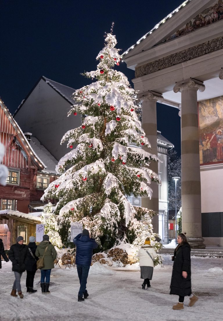 Der Christbaum samt Deko ist ein beliebtes Fotomotiv.
