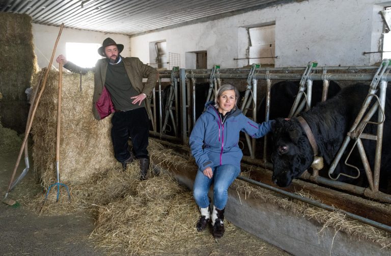Ruth Hagen und Jan Härle im Stall mit den Angus-Rindern. Sie bilden eine der Grundlagen für das Projekt.