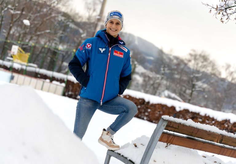 Wieder zurück und in ihrem Element: Skispringerin Eva Pinkelnig ist nach ihrer Verletzungspause wieder im Weltcup dabei.VN-Stiplovsek