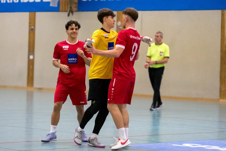 Kleinere Reibereien, wie im Spiel Riefensberg vs AKA U-18, gehören dazu. <span class="copyright">VN-Stiplovsek</span>