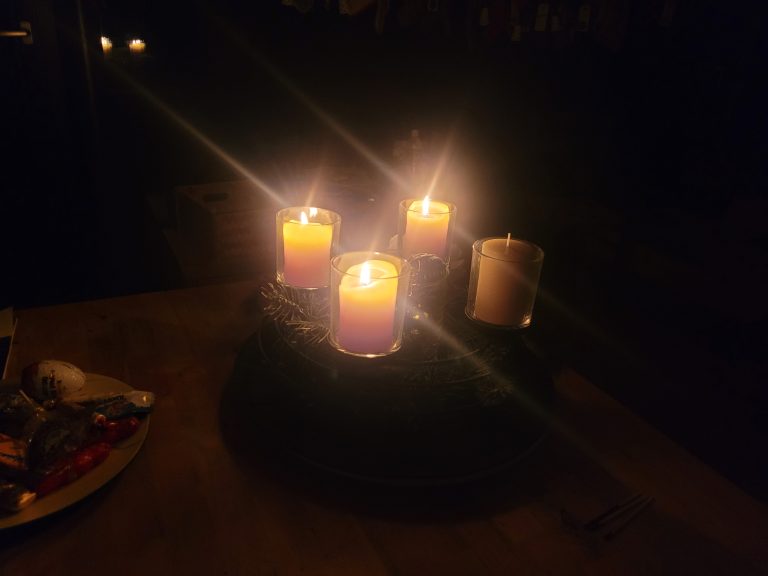 Drei brennende Kerzen auf dem Adventkranz halfen gegen die Dunkelheit.<span class="copyright"> Niederer</span>