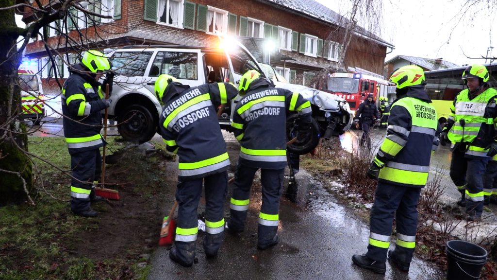 Pkw von 31-Jährigem landet bei Unfall in Egg auf dem Dach