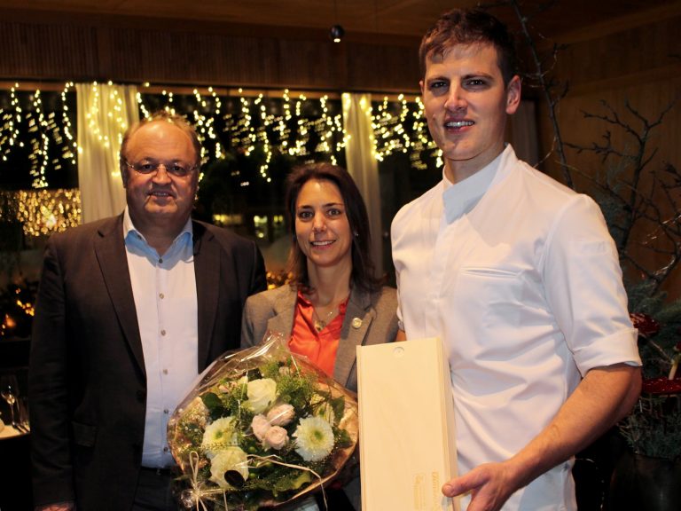 Erleichtert stellte sich Bürgermeister Elmar Rhomberg mit Blumen, einem Begrüßungsgeschenk und den besten Wünschen für eine erfolgreiche Zeit im Johann ein. <span class="copyright">STP/4</span>